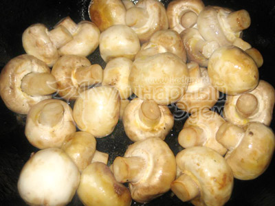 Телятина, тушеная с овощами и грибами — обжариваем грибы шампиньоны