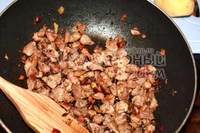 Мясо с грибами, специями и зеленью обжарить на сковороде до полуготовности