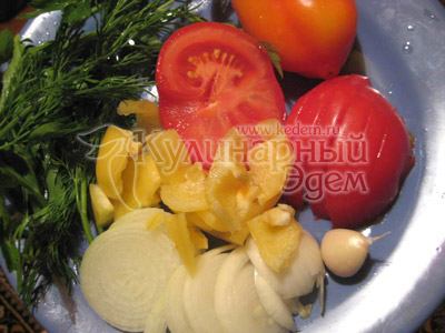 Нарежьте полукружьями помидоры и лук, а очищенный от семян сладкий болгарский перец – крупными ломтями
