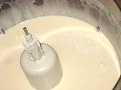 Смешать с тестом сливки (или молоко), следом, по 1 ложечке добавлять крахмал, хорошенько перемешивая, затем снова добавлять и снова перемешивать