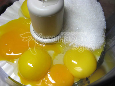 Большую часть сахара (около 120 г) взбить с горячей водой и желтками. Добавить к ним муку. Хорошенько вымесить тесто