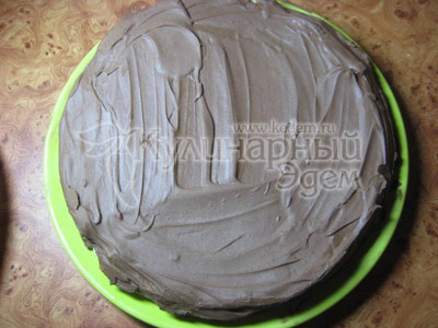 Смазать коржи кремом и сформировать обычный круглый торт