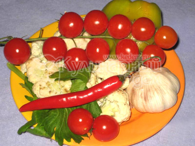 Овощи для приготовления домашней лапши с куриной грудкой, цветной капустой и пармезаном