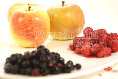 Ингредиенты для приготовления запеченных яблок с медом и ягодами