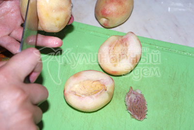 Персики разделить на половинки и удалить косточку