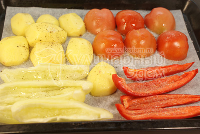 Перец, помидоры и картофель разложить на противне с пергаментом, посолить и поперчить, немного сбрызнуть подсолнечным маслом. 