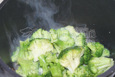 На сливочном масле обжарьте свежую брокколи