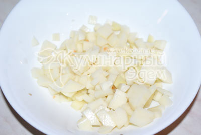 Добавьте нарезанный кубиками картофель