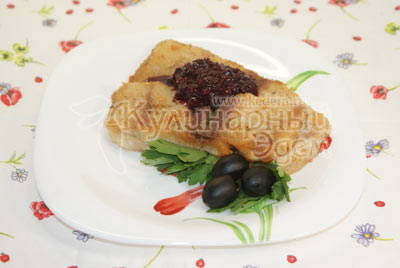 Пангасиус с соусом из брусники готов