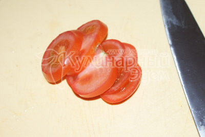 Порезать небольшими кусочками помидоры и перец