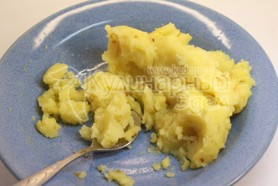 Картофель хорошо помните толкушкой и добавьте лук с маслом, перемешайте и остудите