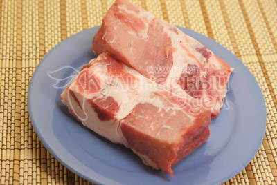 Мясо разрезать на кусочки