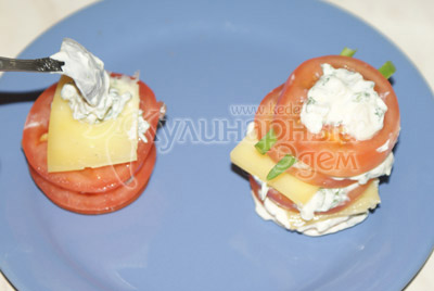Выкладывайте кружочек помидора смазывайте майонезом с зеленью и сверху укладываете ломтик сыра. Повторите несколько слоев что бы помидорка собралась по кружочкам