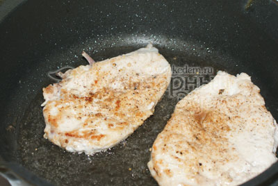 Мясо обжарить на подсолнечном масле с двух сторон. 
