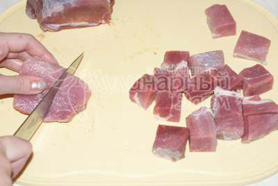Мясо порезать небольшими кубиками
