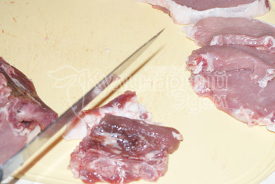 Мясо порезать ломтиками