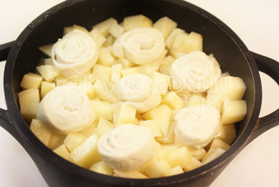 Галушки уложить на слой картофеля, на расстоянии друг от друга. В процессе приготовления галушки увеличиваются в два раза. 