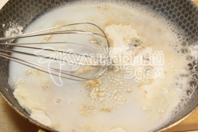 На чистой и сухой сковороде немного обжарить муку, добавить сливки и венчиком размешать до однородной консистенции. Добавить сливочное масло
