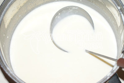 В глубокой миске приготовить тесто для блинов из яиц, молока, просеянной муки, 50 мл подсолнечного масла, соли и воды. Хорошо перемешать миксером или венчиком