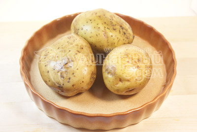 Картофель хорошо помыть и выложить в форму для запекания, можно завернуть в фольгу или просто положить на решетку для духовки