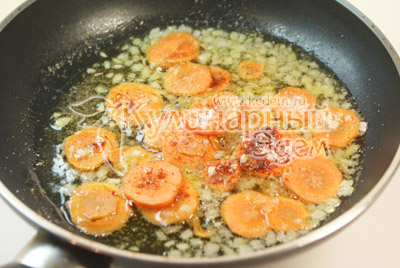 Лук мелко нашинковать и обжарить на подсолнечном масла, добавить морковь нарезанную кружочками и обжарить, добавить паприку