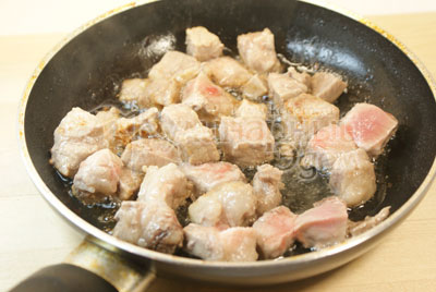 На сковороде с подсолнечным маслом обжарить кусочки свинины до полу готовности