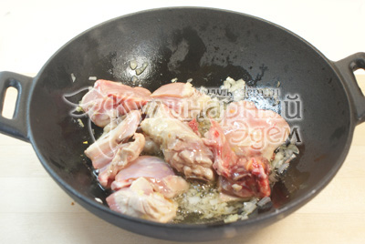 Мелко нарезанный лук с небольшими кусочками курицы обжарьте на подсолнечном масле с до полуготовности
