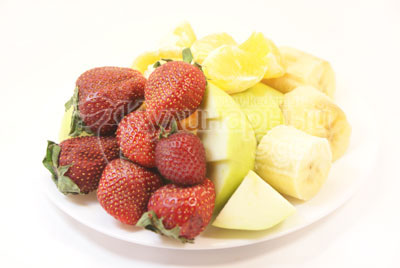 Для пригоовления фруктовых шашлычков ягоды клубники и фрукты нужно хорошо промыть и обсушить. Нарезать фрукты небольшими кусочками, клубнику разрезать пополам