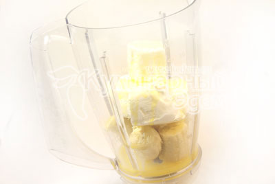 Банан порезанный кусочками и мороженое уложить в стакан блендера. Добавить апельсиновый сок. 