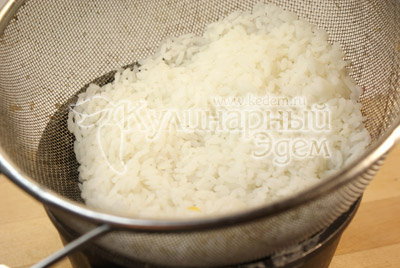 Рис отварить в подсоленной воде и откинуть на дуршлаг