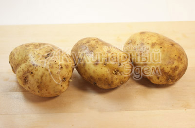 Молодой картофель хорошо помыть, обсушить