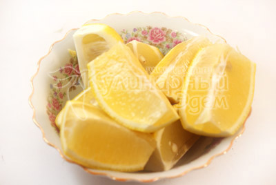 Лимоны порезать на четвертинки и удалить семечки