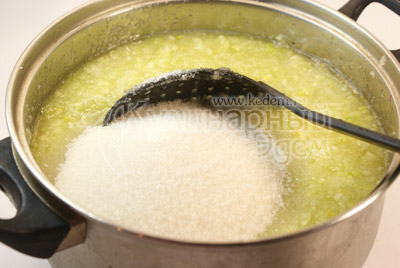 Выложить кабачковую массу в кастрюлю для варки. Добавить перекрученные лимоны и сахар. Поставить вариться