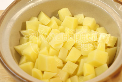 В керамическую форму или горшочек уложить картофель нарезанный кубиками