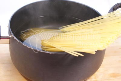 Отварите спагетти в подсоленной воде до готовности. Слейте воду, промойте и заправьте сливочным маслом. 