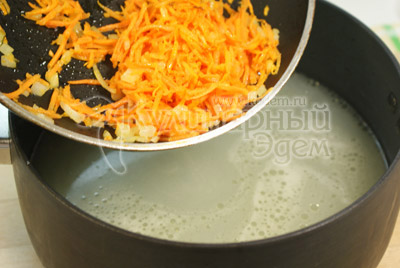Луковицу очистить и мелко нашинковать, морковь почистить и натереть на терке. Обжарить лук и морковь на растительном масле и добавить в бульон