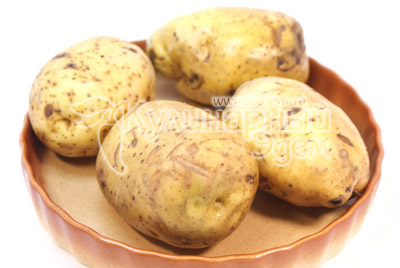 Картофель хорошо помыть и обсушить. Выложить в форму и запечь в духовке 40 минут при температуре 200 градусов С