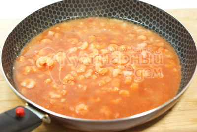 Добавить томатную пасту и потушить еще пару минут
