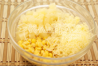 Добавить тертый сыр и колечки ананаса, нарезанные кубиками (одно оставьте для украшения). 