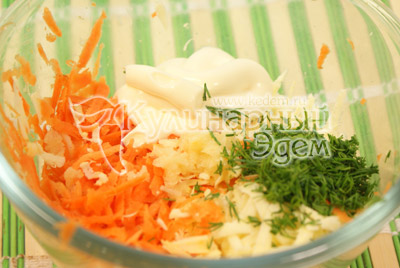 Морковь и сыр натереть на терке, зелень мелко нашинковать, добавить чеснок пропущенный через чеснокодавку. Заправить майонезом