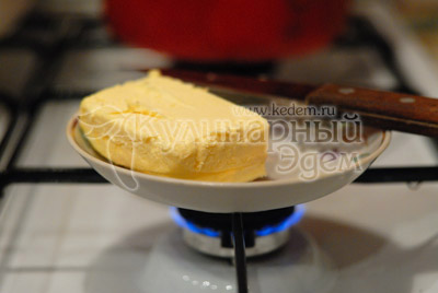 Достаньте согреваться масло (можно 2-3 секунды подержать блюдце на слабом огне)