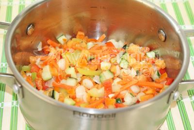 Морковь, кабачок и перец нарезать кубиками, выложить в кастрюлю