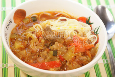 Спагетти с подливой из мяса и овощей