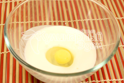 В миску вылить кефир, добавить яйцо. Взбить