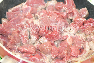 Мясо порезать не крупными кусочками, обжарить на сильно разогретом растительном масле