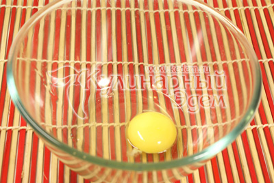 Чтобы приготовить блины «кислые», нужно разбить 1 яйцо в миску и хорошо взбить его венчиком