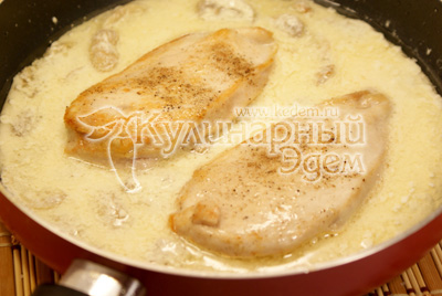 Залить сметаной, посолить и сразу же выложить обжаренное куриное филе в сковороду с грибами. Томить на медленном огне еще 15 минут