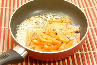 На сковороде обжарьте мелко нашинкованный лук и чеснок, добавьте соломкой нарезанную морковь, обжаривайте 3 минуты, добавьте в кастрюлю