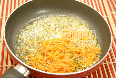 На растительном масле обжарить мелко нашинкованный лук, чеснок и тертую морковь
