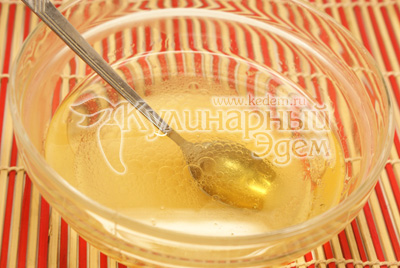 В миску налить стакан теплой воды, добавить мед и сахар. Мешать до полного растворения. Добавить растительное масло. Хорошо перемешать